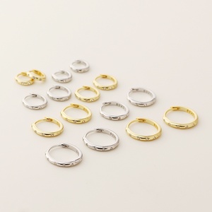 Pendientes de aro brillantes minimalistas clásicos de Plata de Ley 925 para mujer, pendiente Huggie con hebilla de oreja circular redonda brillante de oro de 18 quilates - Product Image 3