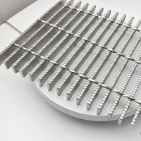 Plateformes de passage en acier dentelé galvanisé à chaud, revêtements de sol galvanisés pour allées, grilles métalliques de drainage, grilles en acier industriel