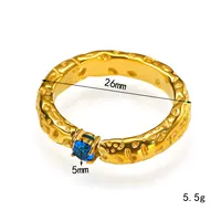 Bague tendance en acier inoxydable martelé texturé irrégulier avec zircon rouge incrusté, bijou de doigt élégant pour le quotidien