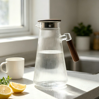 Carafe en verre borosilicate moderne à nervures verticales coniques avec poignée en bois et infuseur en acier inoxydable pour café et thé chaud/froid