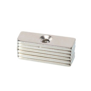 Les aimants puissants en NdFeB sont résistants à la corrosion et aux hautes températures, rectangulaires avec trous fraisé. - Product Image 5