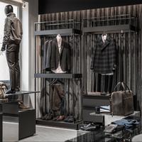 Meuble mural personnalisé pour hommes au détail Vitrine de vêtements en bois sur mesure Magasin de vêtements Design d'intérieur