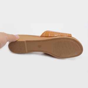 Vente chaude sandales compensées femmes brillant panneau appartements mode Mules bout rond demi pantoufles chaussures à bout ouvert pour femmes et dames - Product Image 6