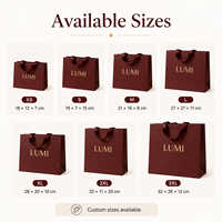 Sacs shopping en papier rouge foncé écologiques imperméables de marque LUMI avec logo doré, poignée perforée pour emballage cadeau de luxe haut de gamme