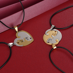 Collane per Coppie con Ciondoli Gatto Bianco e Nero, Design Creativo Sportivo con Abbraccio, Ideale per San Valentino e Qixi - Product Image 1