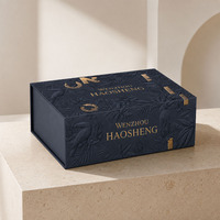 Boîte rigide magnétique personnalisée bleu marine mat avec motif en relief et estampage à chaud pour l'emballage de bijoux