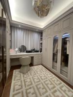 Ensemble de dressing sur mesure gris clair de luxe à l'italienne - Armoire intégrée avec porte en verre cannelé cintré et coiffeuse