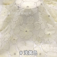 Tissu en maille brodé de fleurs 3D avec motifs floraux organiques, perles et paillettes, idéal pour la confection de vêtements et robes - Vente en gros depuis la Chine