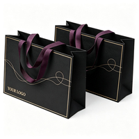 Sac cadeau en papier noir écologique, classique, luxueux, imprimé sur mesure avec poignées en ruban pour l'emballage de cadeaux de marques de boutiques et de vente au détail