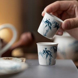 Taza de té de porcelana pintada a mano con diseño de bambú azul, taza pequeña para degustación de té, uso doméstico. - Product Image 1