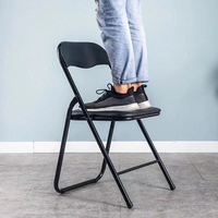 Chaise pliante en métal empilable commerciale en gros pour les événements de mariage, les fêtes, les chaises pliantes d'intérieur et d'extérieur avec coussins