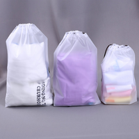 Cadeau imperméable à l'eau imprimé personnalisé sac d'emballage anti-poussière pour mini chaussure à cordon de couleur unie avec ficelle de sport promotionnel