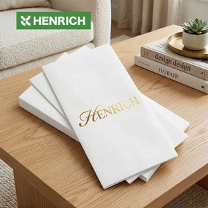 Personalisierte Cocktail-Servietten Silberfolien-Druck Benutzerdefinierte Initialen Herz-Design Premium Airlaid Dinner-Servietten - Product Image 1