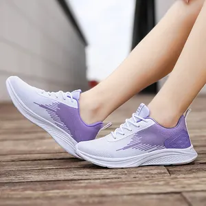 Sepatu lari kasual pria dan wanita 2024, sepatu dengan desain jala bernapas sol tebal untuk gaya jalan