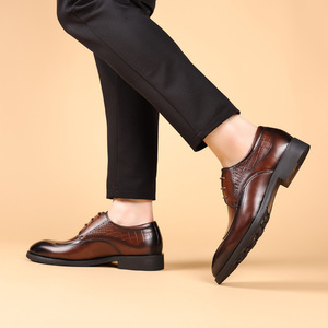 Chaussures en cuir de style nouveau. Chaussures rétro gravées en cuir véritable pour hommes. Chaussures habillées formelles pour hommes de style anglais. Chaussures de bureau. - Product Image 4