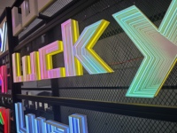 Lettre lumineuse 3D en acrylique au design tendance avec LED RGB et effet tunnel profond pour la décoration de salle de jeux ou de bar