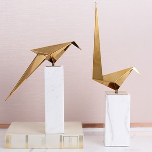 Ornements à la mode populaires Base en marbre classique en acier inoxydable petit oiseau en métal Animal pour décor de table intérieur - Product Image 1