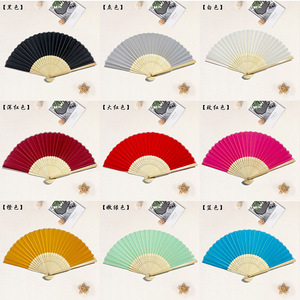 Éventails en bambou écologiques et durables avec motifs décoratifs peints sur le thème de l'amour pour les mariages, la décoration intérieure et les souvenirs - Product Image 4