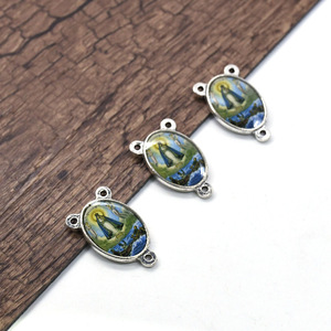 Pendentif de chapelet triangulaire à motifs iconiques en alliage, composant de bijouterie pour la création de colliers, accessoire DIY à trois trous - Product Image 2