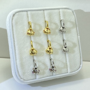 Venta al por mayor de fábrica: Pendientes de aro chapados en oro con colgante de corazón de moda para mujer - Product Image 3