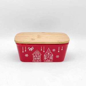 Plat à beurre en céramique rouge de Noël avec couvercle en bambou, motif <span class=keywords><strong>maison</strong></span> de <span class=keywords><strong>pain</strong></span> <span class=keywords><strong>d</strong></span>'<span class=keywords><strong>épices</strong></span> festif pour la <span class=keywords><strong>d</strong></span>écoration de table de Noël - Product Image 2