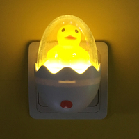 W033 Niedliche Cartoon-Ei-förmige Enten-Sensor-gesteuerte Steckdosen-Nachtlampe mit Kalt- und Warmweiß-LED für Kinderzimmer