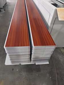 Panneaux de <span class=keywords><strong>plafond</strong></span> et de mur en PVC à grain de bois à bas <span class=keywords><strong>prix</strong></span> populaires en Chine - Product Image 6