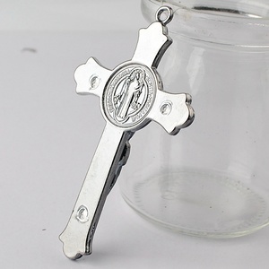 Ciondolo Crocifisso e Croce di San Benedetto in Lega di Zinco Nero Opaco 76x45mm per Creazione di Rosari Cattolici - Product Image 4