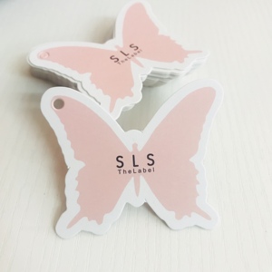 Étiquettes volantes et étiquettes de scellage en papier pour vêtements, personnalisées en forme de papillon, avec nom de marque et logo - Product Image 1