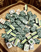 Ensemble de Mahjong américain en marbre vert Forêt Brumeuse de luxe, 160 tuiles acryliques personnalisées gravées à l'intérieur sur 4 couches, motifs floraux et ours