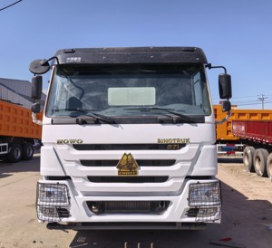 Camion arroseur robuste HOWO 25 tonnes Transmission à 10 vitesses Roue d'entraînement 6x6 pour le nettoyage de la zone minière Pompe à moteur à moteur incluse - Product Image 1