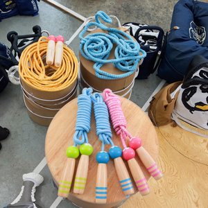 Trẻ em chất lượng cao của polyester jump <span class=keywords><strong>rope</strong></span> với tay cầm bằng gỗ đầy màu sắc Bỏ qua dây - Product Image 4