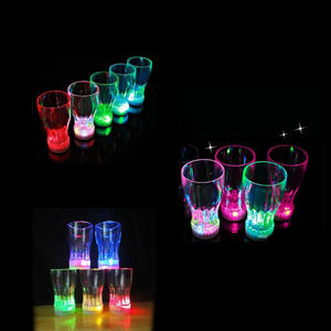 Hstyle New Party Supplies <span class=keywords><strong>Coca</strong></span> Flashing Lotus Beer Mug Flashing Drinking Cup Cambio <span class=keywords><strong>de</strong></span> color Beer Whisky Glass Cup para Barware - Product Image 3