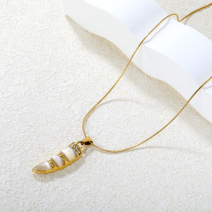 Collar con colgante de moda con incrustaciones de turquesa y marfil en forma de animal en tono dorado para mujer, regalo de joyería - Product Image 2