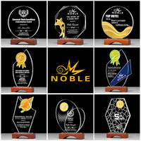 Trophée en cristal personnalisé avec base en bois et accents dorés pour la reconnaissance des partenaires stratégiques - Prix Noble