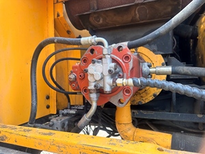 Vente flash : Excavatrice sur chenilles d'occasion Hyundai 305LC-7 de 30 tonnes avec moteur Cummins et composants de transmission en stock - Product Image 3
