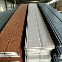 Gudang Logam Berinsulasi Ramah Lingkungan dengan Pola Batu Bata Kayu Dekoratif, Baja Galvanis Kustom, dan Panel Sandwich PU