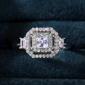 Anillo de Diamantes Corte Princesa F774 en Oro Blanco con Piedras Laterales Baguette Naturales Color D para Compromiso - Product Image 4