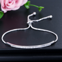 Bracelet ajustable pour femme en or laminé avec fermoir coulissant et zircone cubique brillante – Collection Captivate