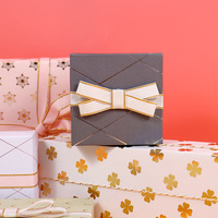 Feuille de papier d'emballage cadeau en feuille métallique de luxe avec hexagramme de coeur de trèfle à quatre feuilles imprimé
