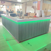 Comptoir de bar en forme de L moderne sur mesure avec éclairage décoratif RGB, dessus en Corian blanc, haut de gamme, pour restaurant, hôtel, bar à domicile