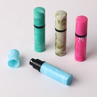 Vente en gros de flacons pulvérisateurs miniatures en plastique marbré de 5 ml de la marque SWJ, origine Zhejiang, pour cosmétiques, liquides et huiles essentielles.