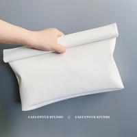Prêt à expédier sombre Simple rétro Style britannique pochette pour femmes étanche en cuir souple bord roulé sac de maquillage à main