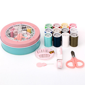 Mini kit de couture en boîte métallique ronde avec fils, ciseaux, aiguilles et ruban adhésif pour la maison, le point de croix et l'utilisation scolaire - Product Image 3