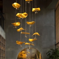Projet personnalisé Grand lustre à fleurs en cuivre Forge Suspension Décoration intérieure Hôtel de luxe en or Suspension d'escalier
