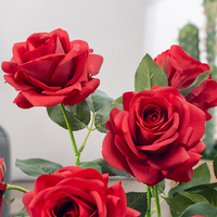 Hete Aanbieding Kunstbloemen Levensechte Fluwelen Rode Rozen Kunstbloemen voor Bruiloft Achtergrond Evenement Decoratie