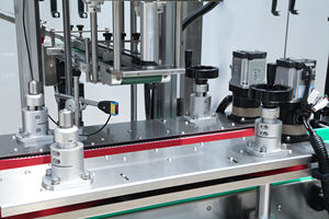 Nouveau moteur servo développé contrôle de couple chargement de bouchon automatique en appuyant sur quatre roues vis capsuleuse linéaire bouteille capsuleuse - Product Image 5