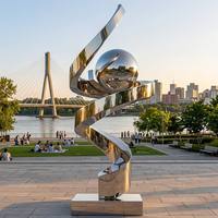 Statue en métal torsadée moderne avec ornement globe pour aménagement paysager de place urbaine, sculptures extérieures en acier inoxydable