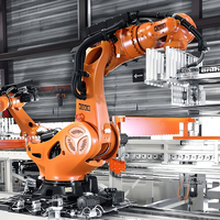 Robot industriel KUKA KR 210 R2700-2 à 6 axes, capacité de charge de 210 kg, portée de 2701 mm, pour l'entretien des presses et la manutention des matériaux en usine automobile