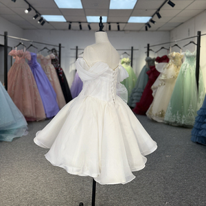 Vestido de novia corto minimalista blanco con cuello barco y tela de tul para fiesta, modelo 5952 - Product Image 3